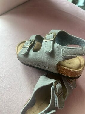 Lucky Brand Kids Light Gray Suede Buckle Sandals